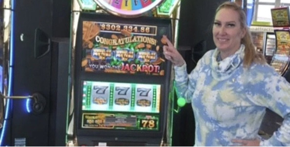 En transit à l'aéroport de Las Vegas, elle remporte un jackpot de 302,000$ !